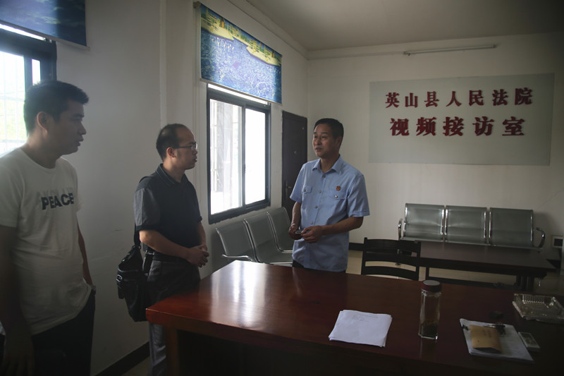 市中院立案二庭庭长吴刚（中）到英山法院信访办指导信访数据录入工作.jpg