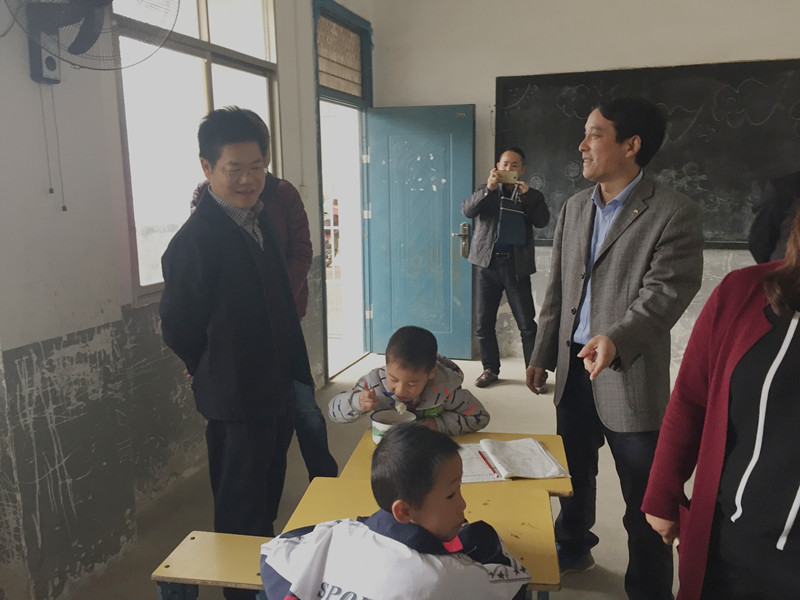李群星院长亲切看望葫芦盆村小学教学点学生.jpg