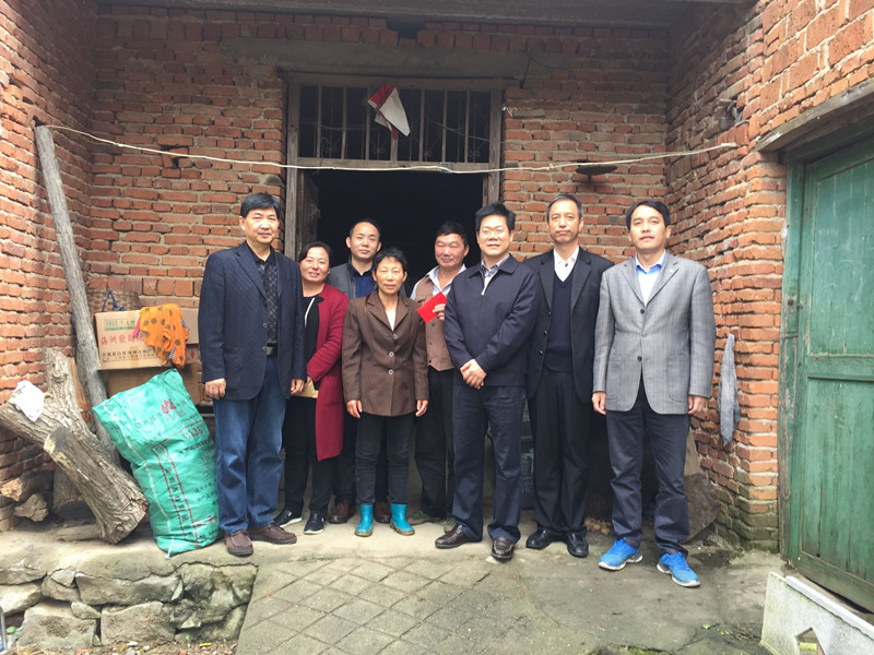 李群星一行与贫困户及村干部合影留念.jpg