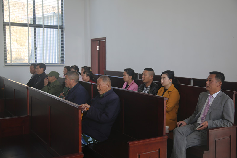 旁听群众.jpg