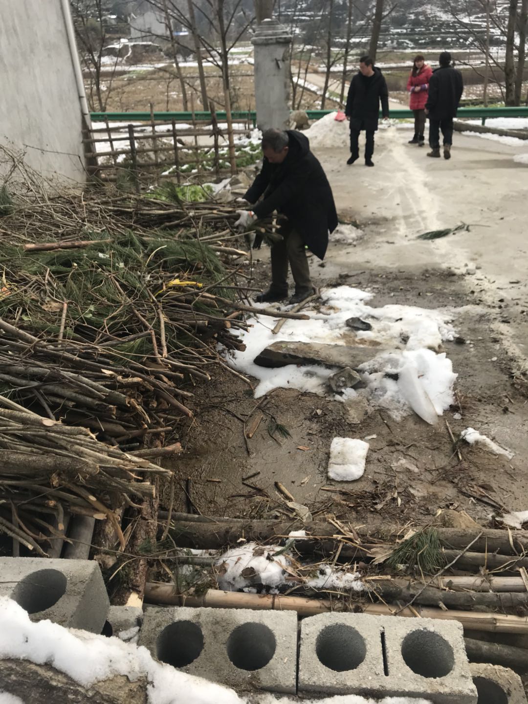 法院干警冒雪执行.jpg