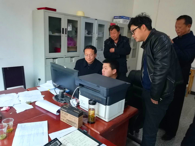 图为李保刚主席（左一）了解精准扶贫工作情况.jpg